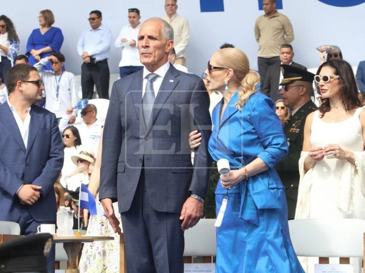 Familia presidencial engalana el estrado principal durante los desfiles patrios