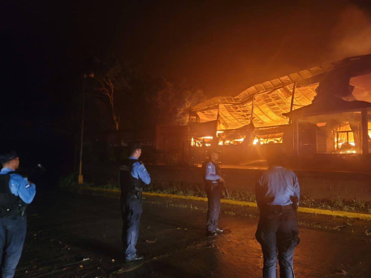 Así fue el voraz incendio que arrasó con una maquila en Cofradía, Cortés