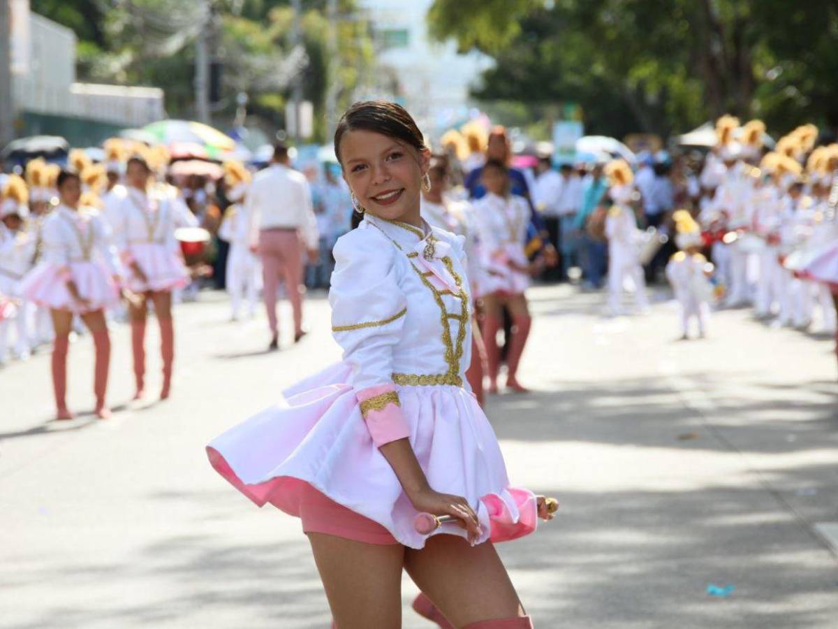 Las bellas palillonas y pomponeras que amenizaron los desfiles de educación básica 2025