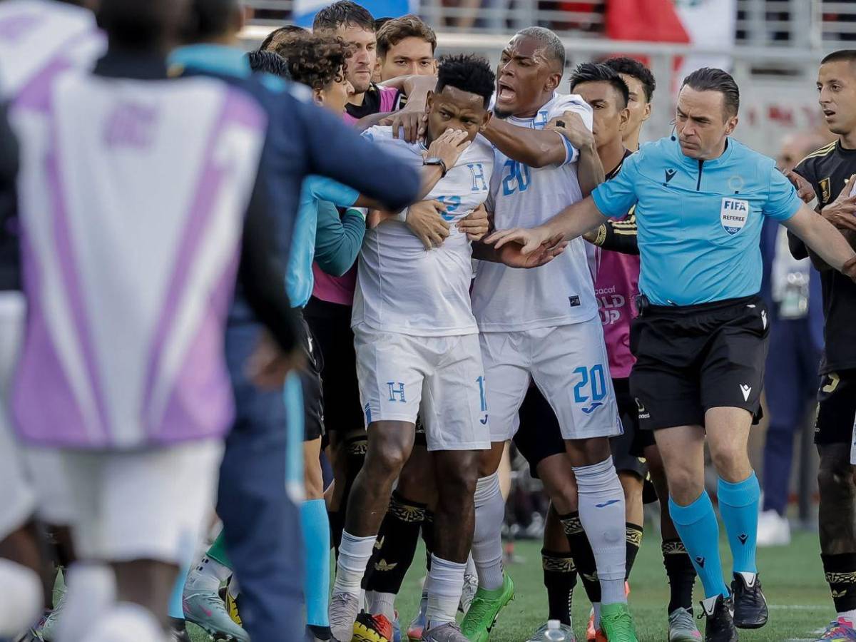 No se vio en TV: Peleas en las gradas del Honduras vs México e intrusos en la cancha