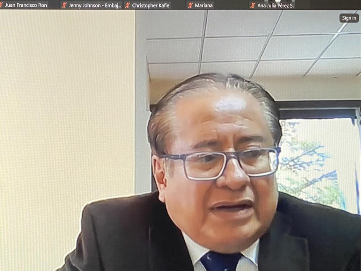 <i>Ministro de Energía de Guatemala, Víctor Hugo Ventura Ruiz, con más de 40 años de experiencia en el sector energético de Guatemala y Mesoamérica, compartiendo su conocimiento en el encuentro “Energía: Clave para el Nearshoring”.</i>