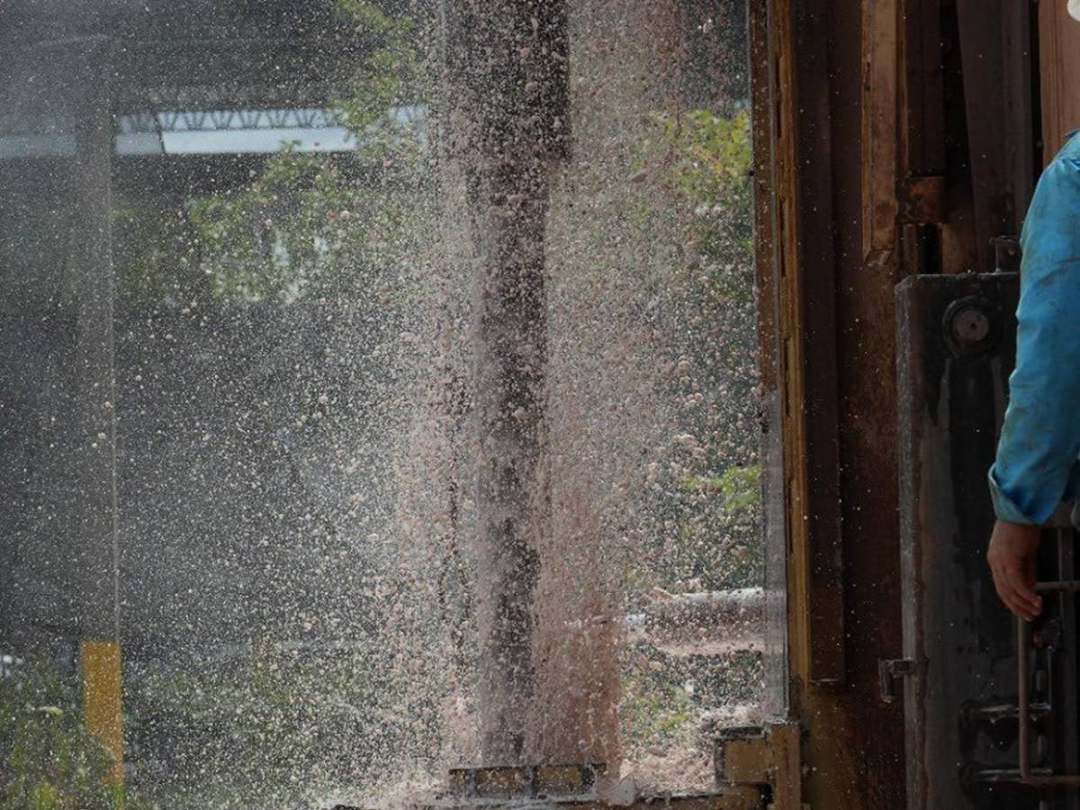 El momento en que brotó el agua durante perforación de pozo en el Distrito Central
