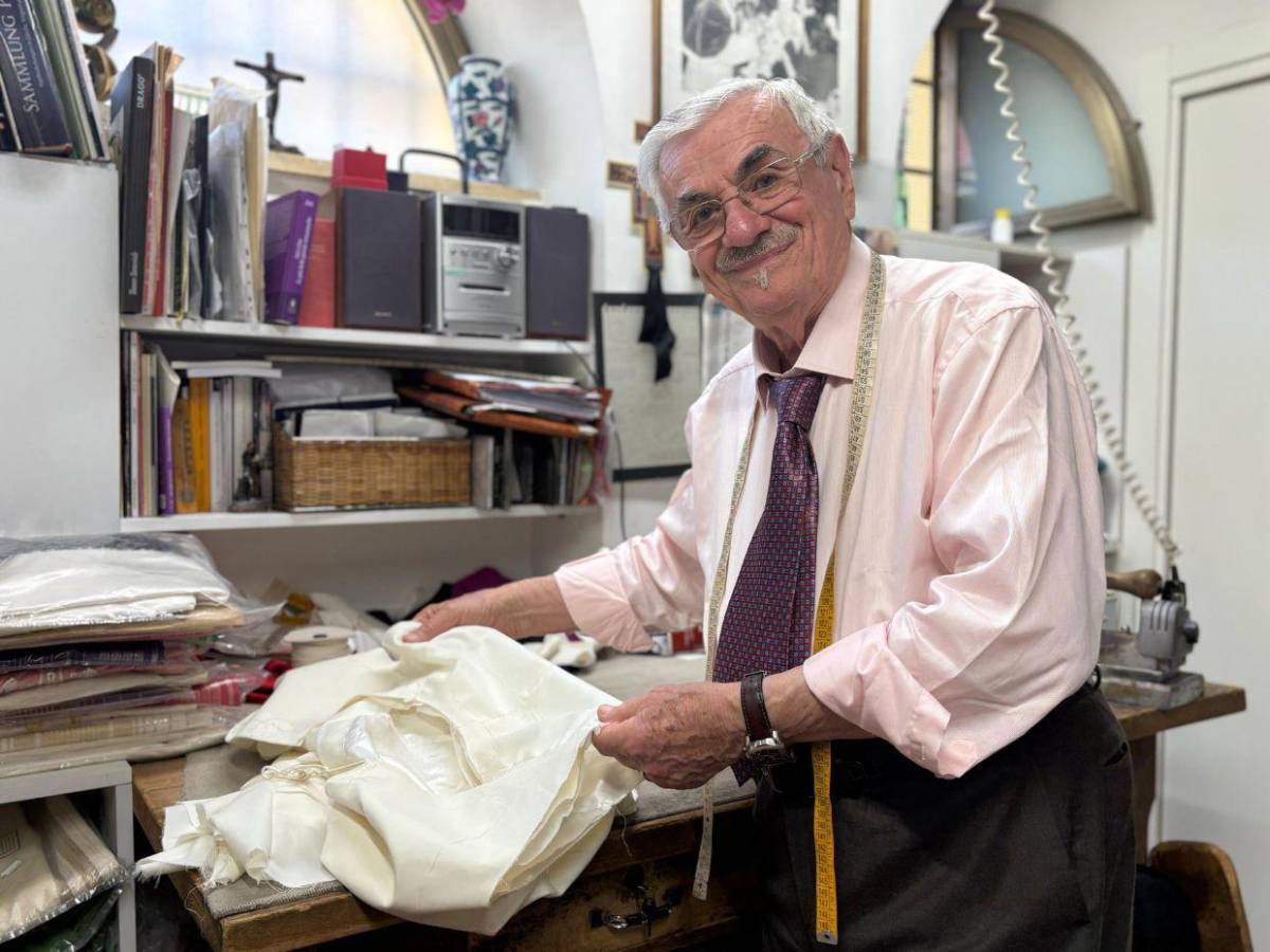 Mancinelli, sastre que viste a los papas, prepara el traje del próximo pontífice