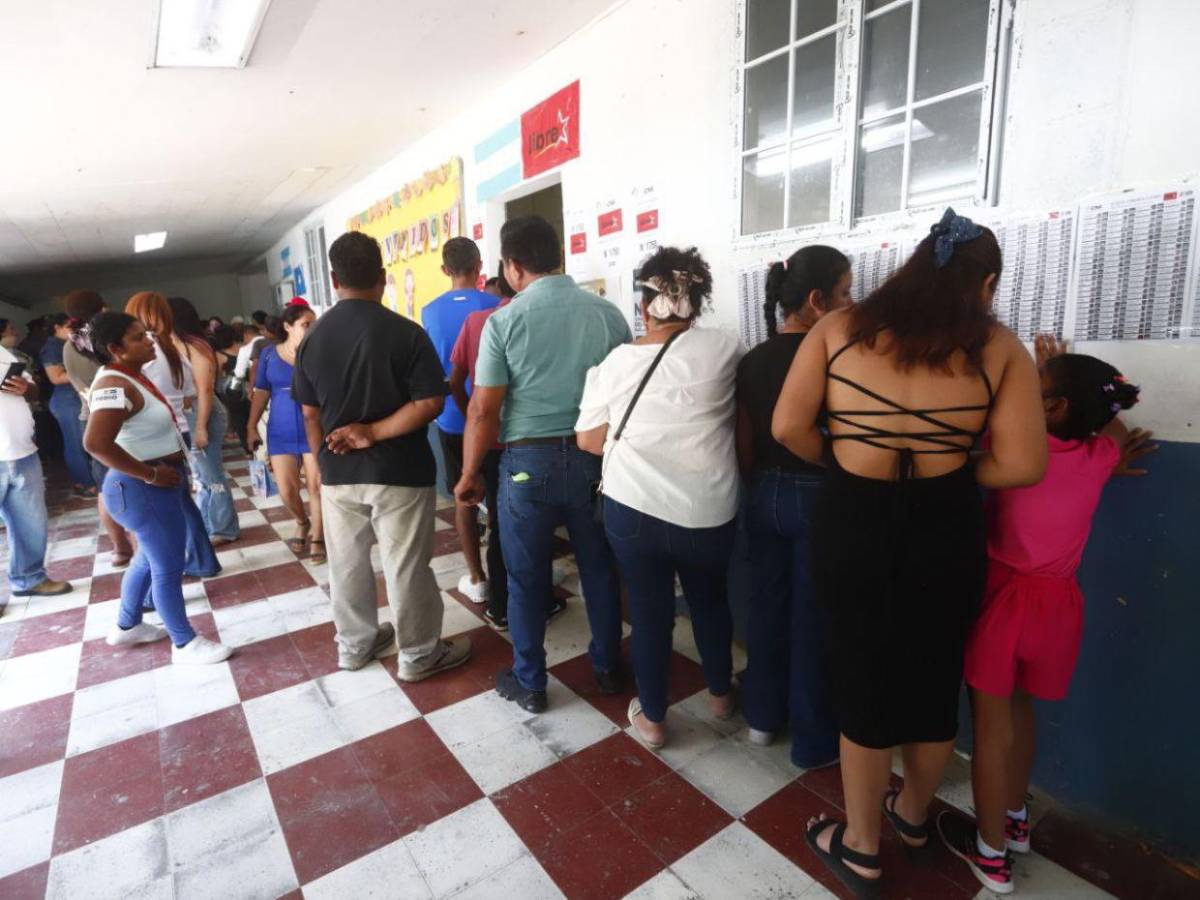 Desilusión en las urnas: tras largas filas, ciudadanos abandonan centros de votación
