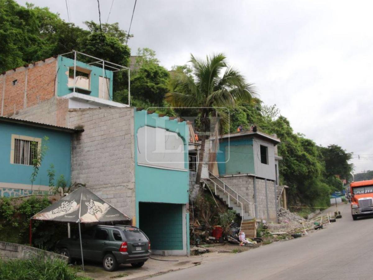 Para construir un tercer carril en la salida al sur: Comienzan con las demoliciones de viviendas