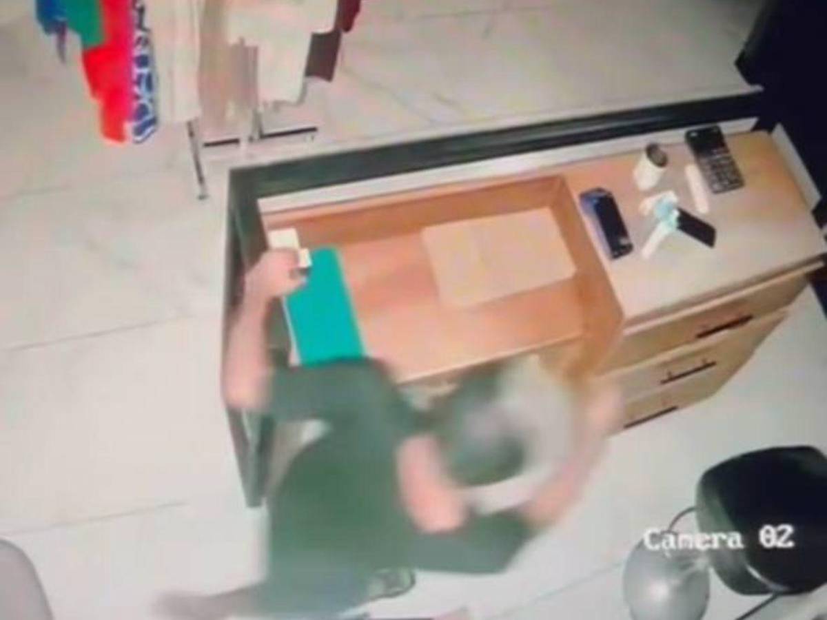 Cuadro a cuadro: asaltan negocio de Facundo Caballero en San Pedro Sula