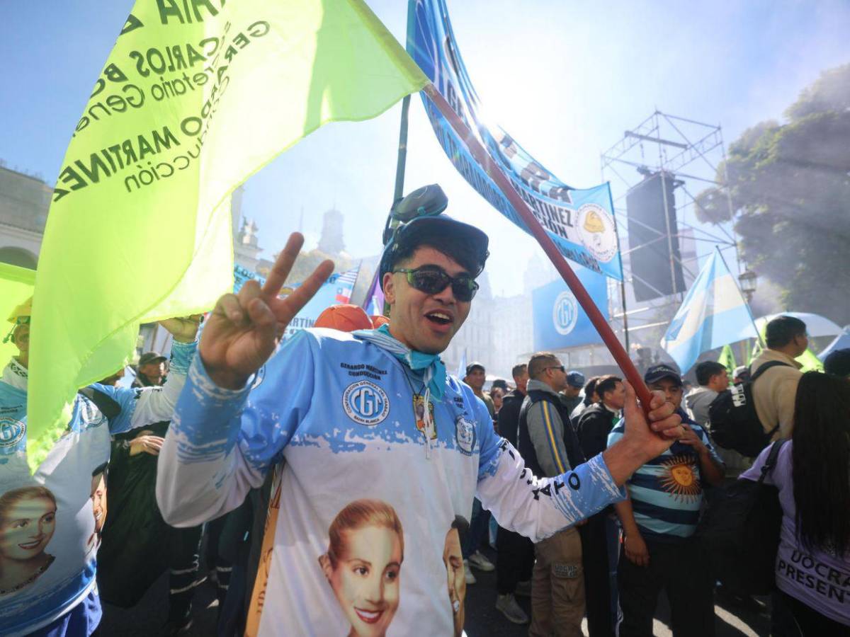 Miles de argentinos marchan contra las políticas de Milei en el Día del Trabajador