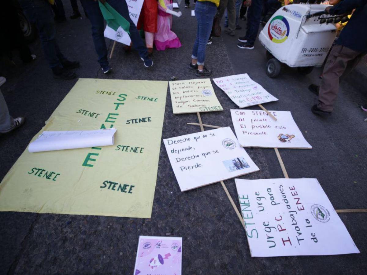 Stenee denuncia con pancartas violación a sus derechos en Día del Trabajador