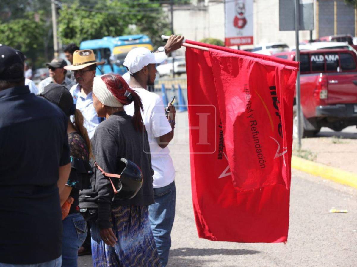 Así es el campamento improvisado de Jorge Aldana en las afueras del Infop para pedir revisión acta por acta