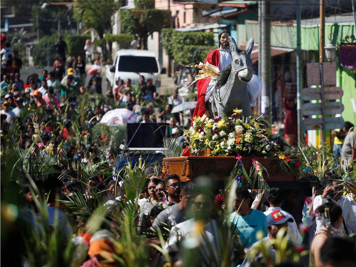 Católicos en El Salvador participan con fe y entrega en el Domingo de Ramos