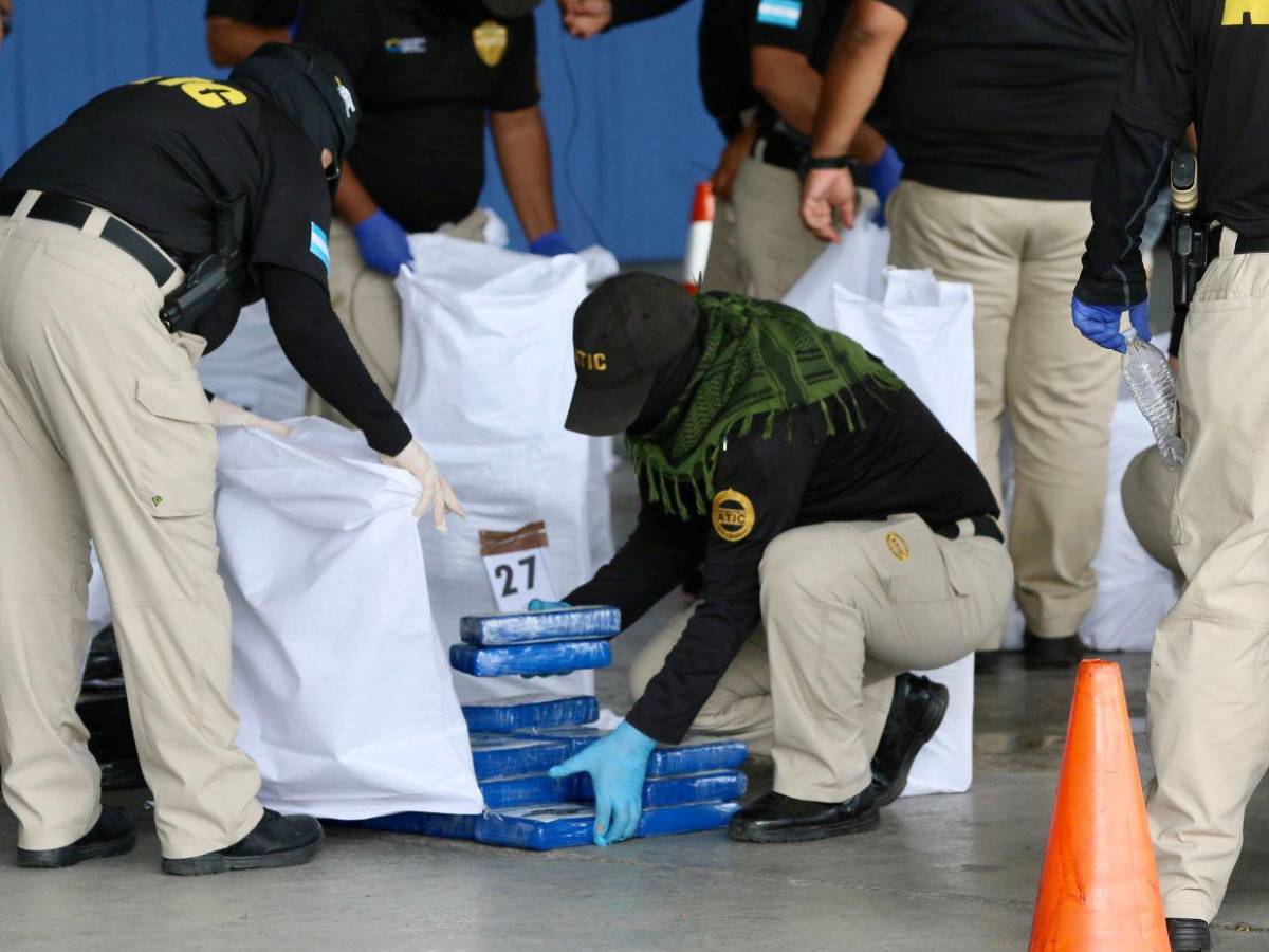 Prisión preventiva para cinco capturados con 899 kilos de cocaína en La Mosquitia