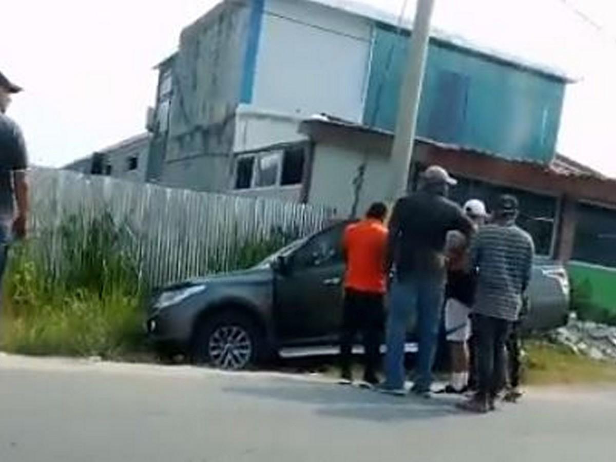 Así quedó el automotor de la víctima luego de ser atacada por los criminales.