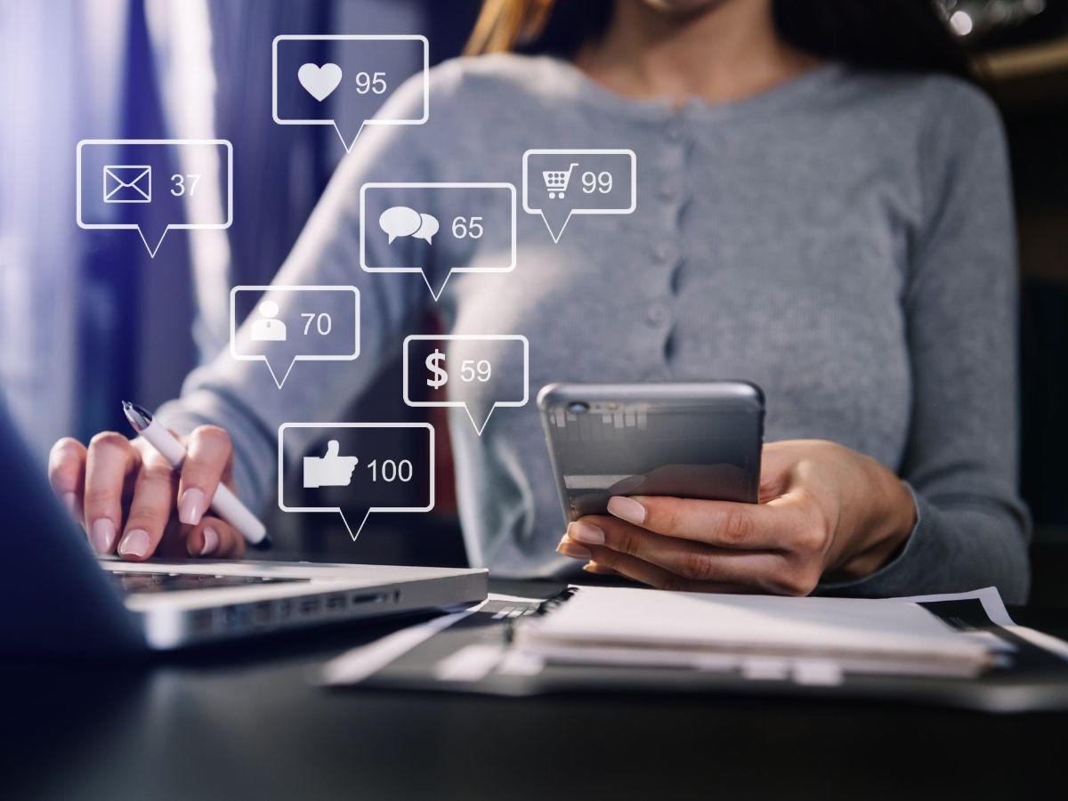 Aunque no parezca, la constante conexión a dispositivos electrónicos es uno de los principales obstáculos que le impiden hallar un equilibrio entre el trabajo y su vida personal.