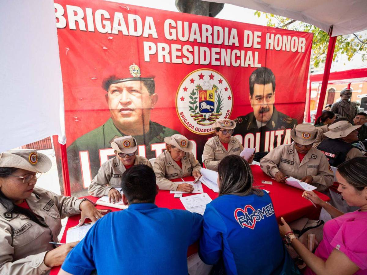 Chavistas acuden en Caracas a alistarse en la Milicia e instan a la población a sumarse