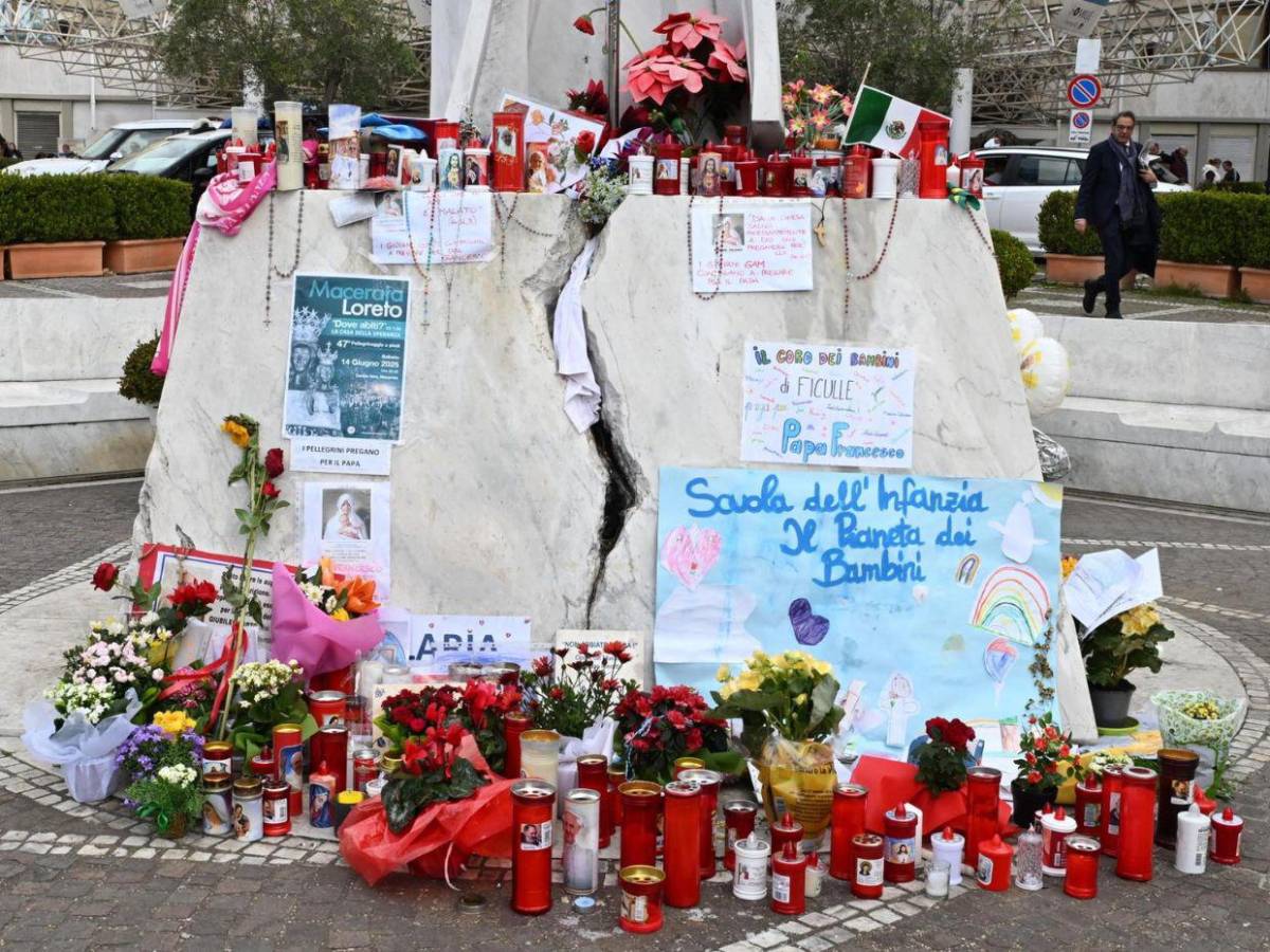 Fieles argentinos rezan por el papa frente al hospital de Roma