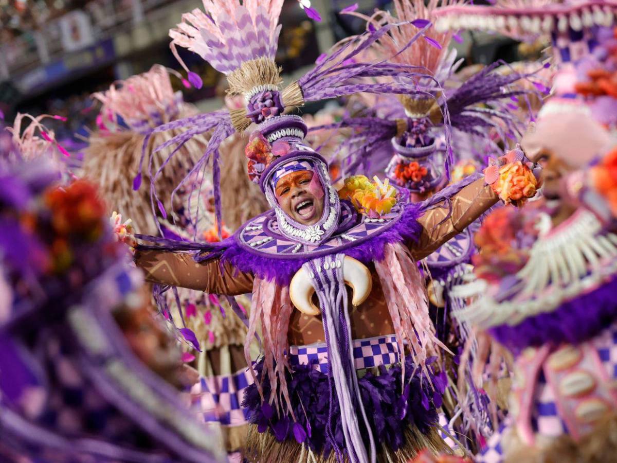 Carvanal 2025: Escuelas de samba destacan la herencia africana en Brasil