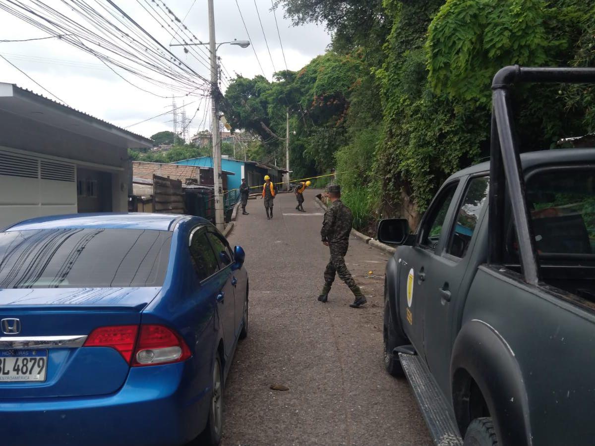 Desprendimiento de rocas en Comayagüela deja vehículo destruido y obliga al cierre de calle
