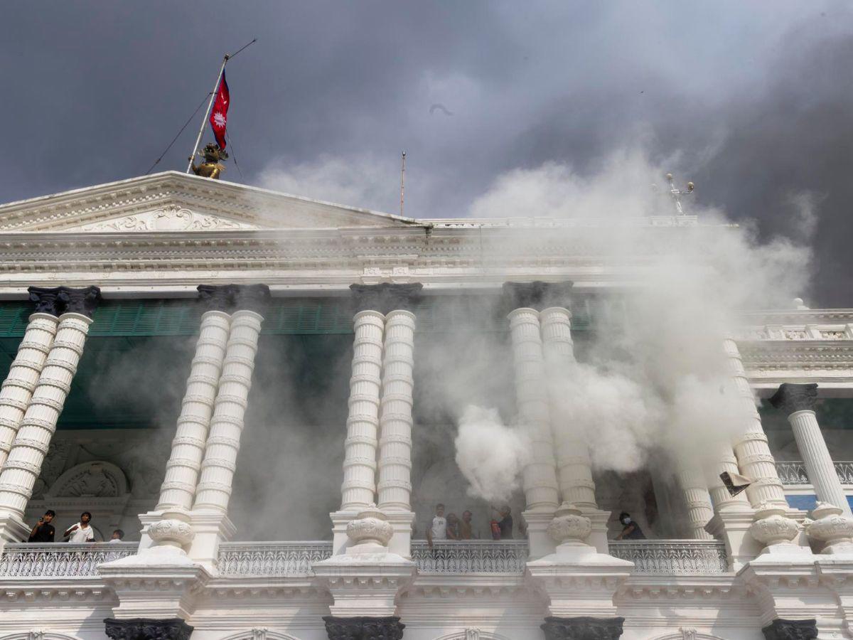 Millenials desatan caos en Nepal: 25 muertos, 400 heridos y ataques a líderes políticos