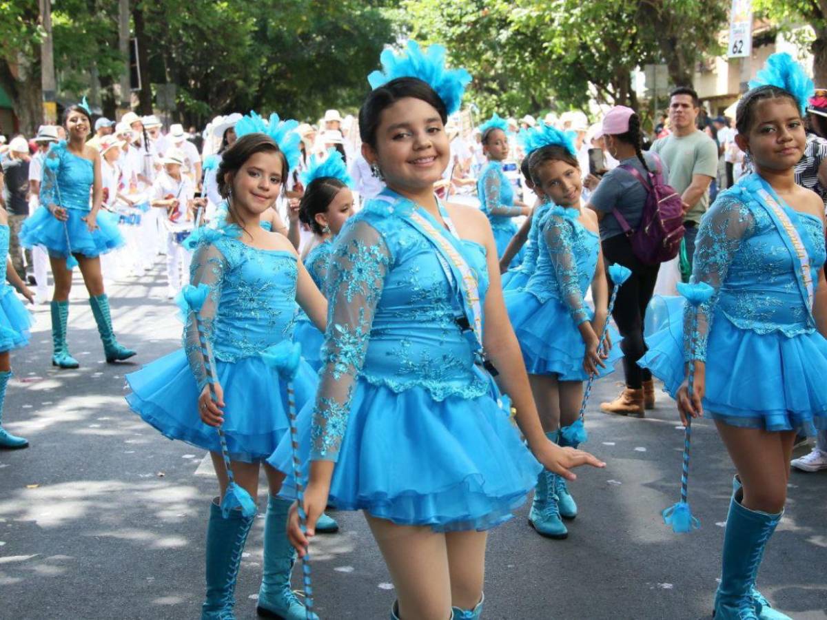 Los pequeñines que dan la milla extra también llenan de orgullo y excelencia los desfiles