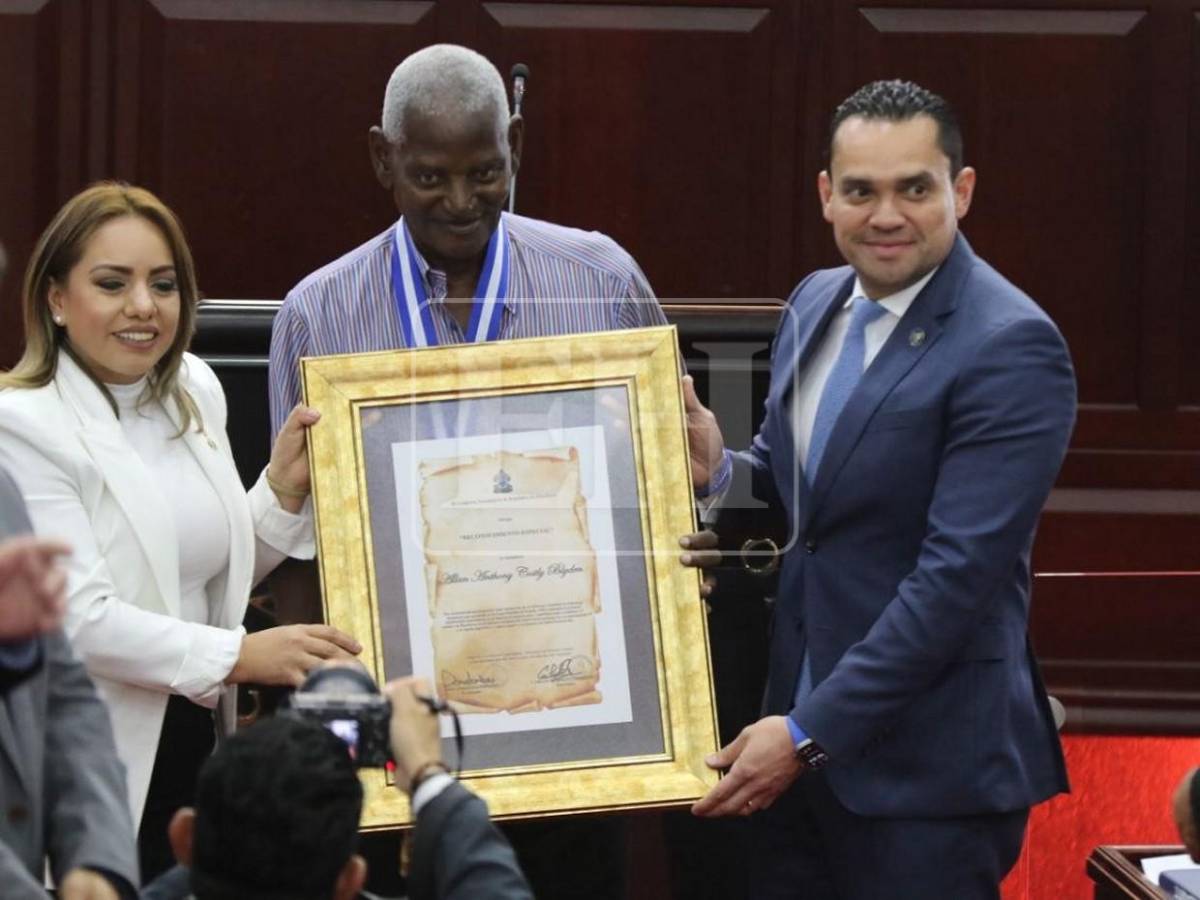 Congreso Nacional condecora a los mundialistas de España 82 con Gran Cruz con Placa de Plata