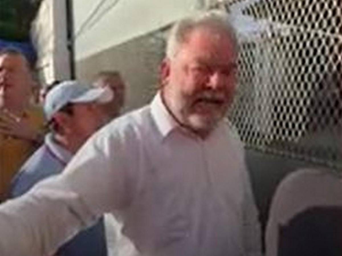 Roberto Contreras golpea portón de centro de votación que tardó en abrir urnas