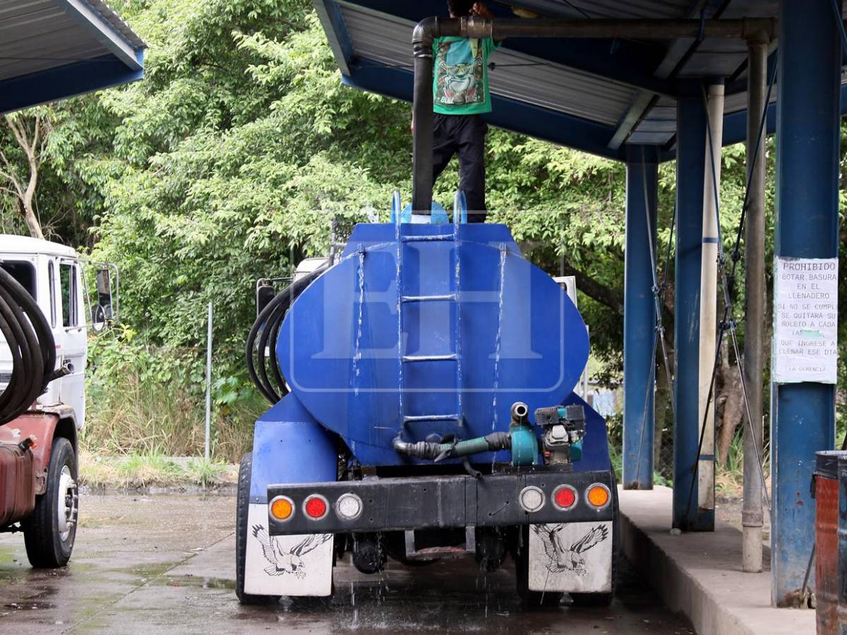 Alto precio del agua en cisternas ahoga a familias más pobres de la capital