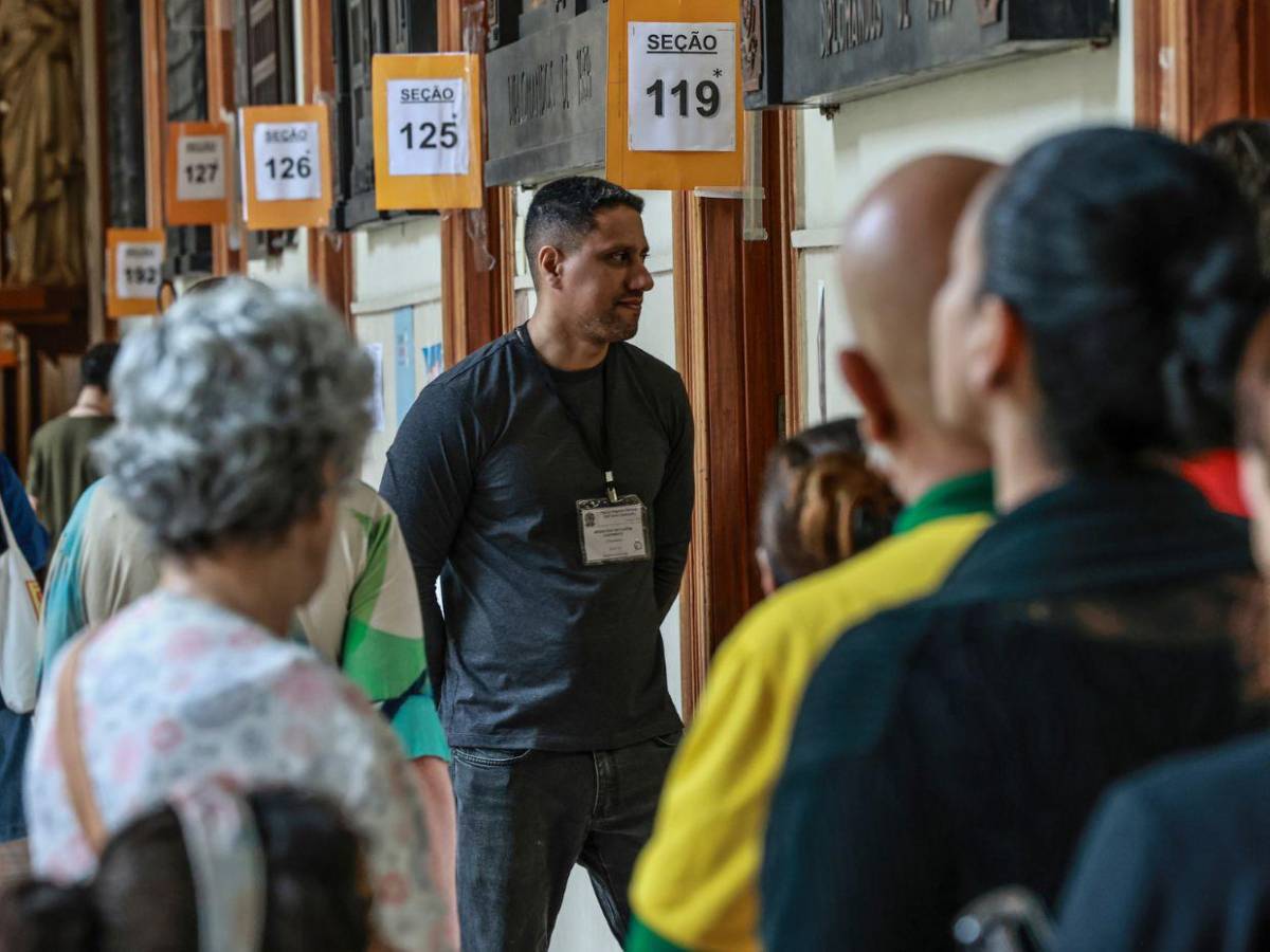 Votantes brasileños definen su futuro político en una segunda vuelta entre Lula y Bolsonaro