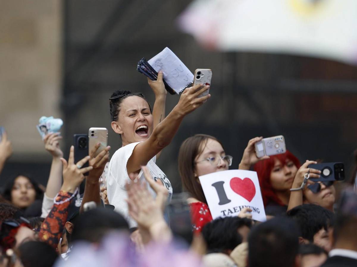 BTS sorprende a miles de seguidores en el Zócalo de México