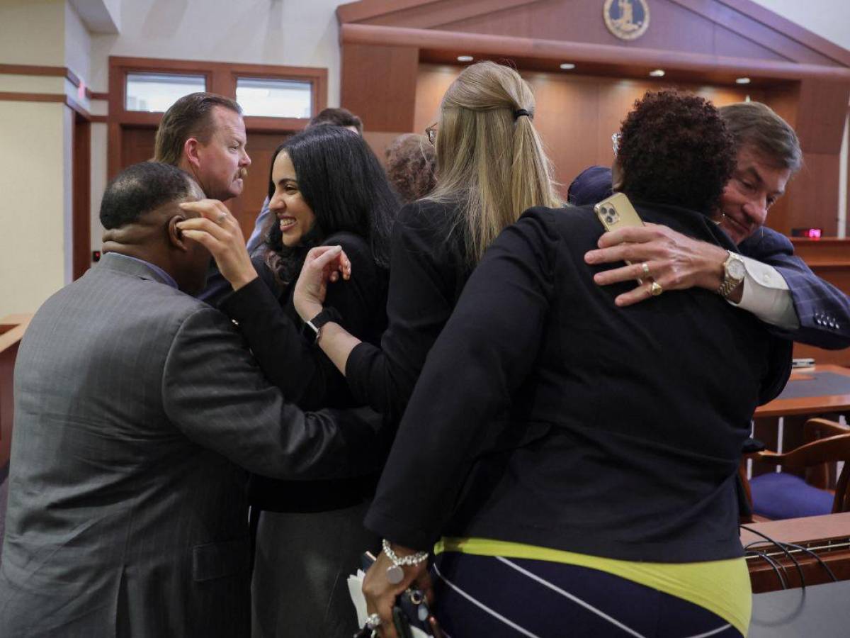 Abrazos y euforia, así reaccionaron los abogados de Johnny Depp tras el veredicto