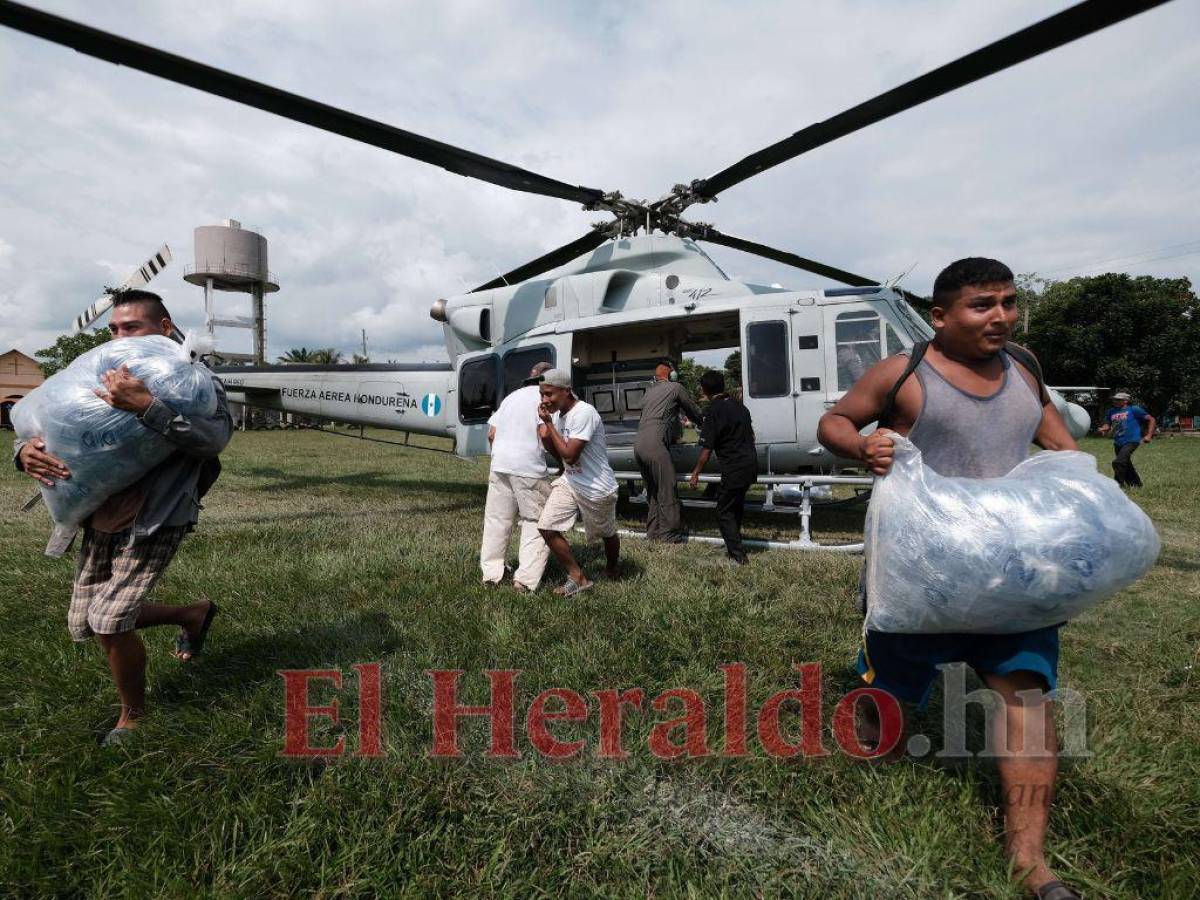 Un equipo de la Fuerza Aérea de Honduras movilizó el helicóptero presidencial para trasladar ayudas y víveres a los bajos de Choloma, cuyos pobladores sufren hambre y una crisis sanitaria.