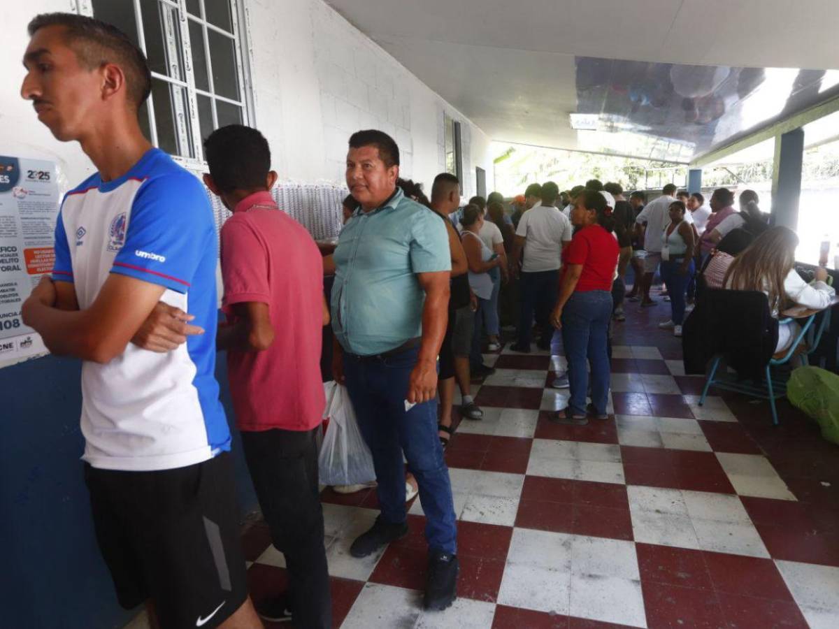 Desilusión en las urnas: tras largas filas, ciudadanos abandonan centros de votación