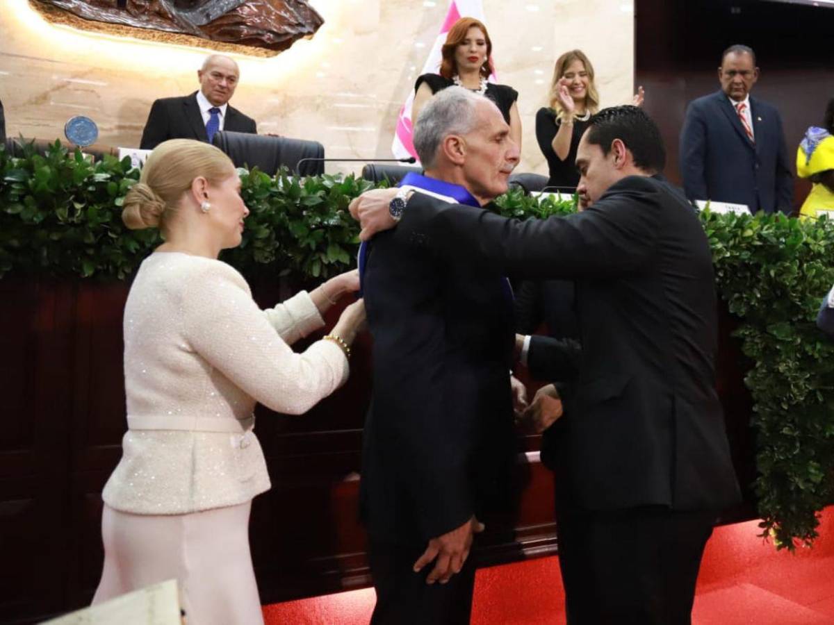 ¿Quién le impuso la banda presidencial a Nasry Asfura en su toma de posesión?