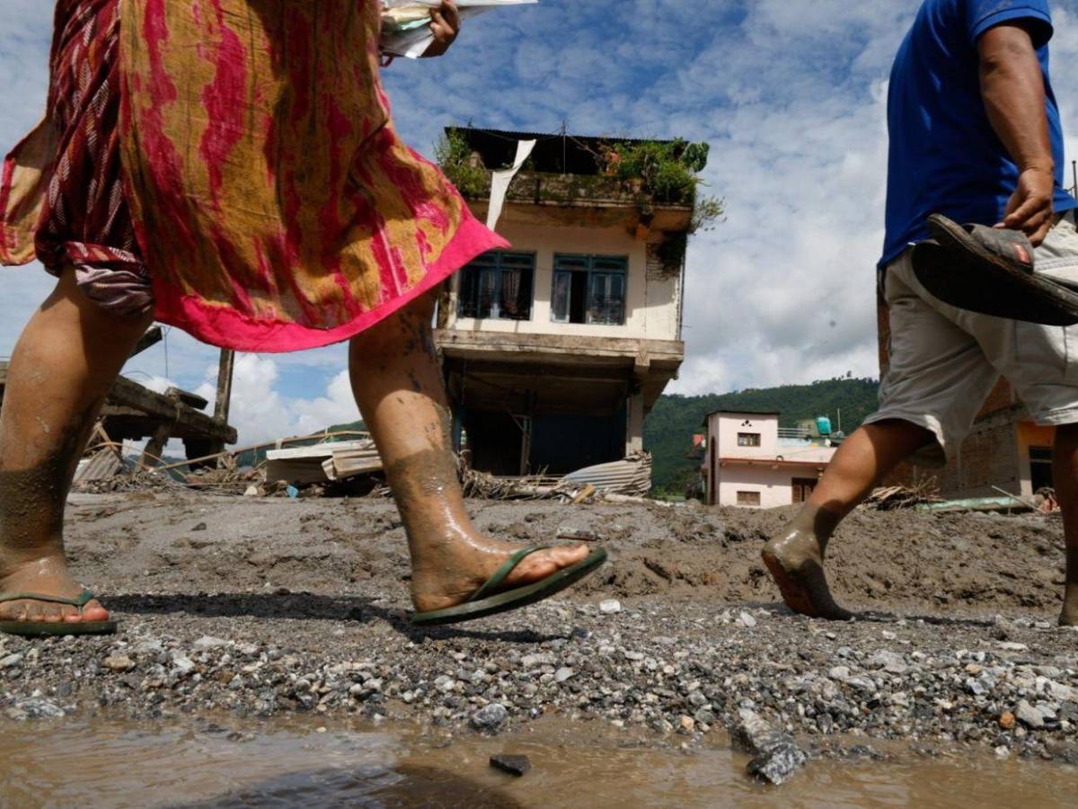 Cuerpos entre los escombros y el barro hasta el cuarto piso: así quedó Nepal tras la riada