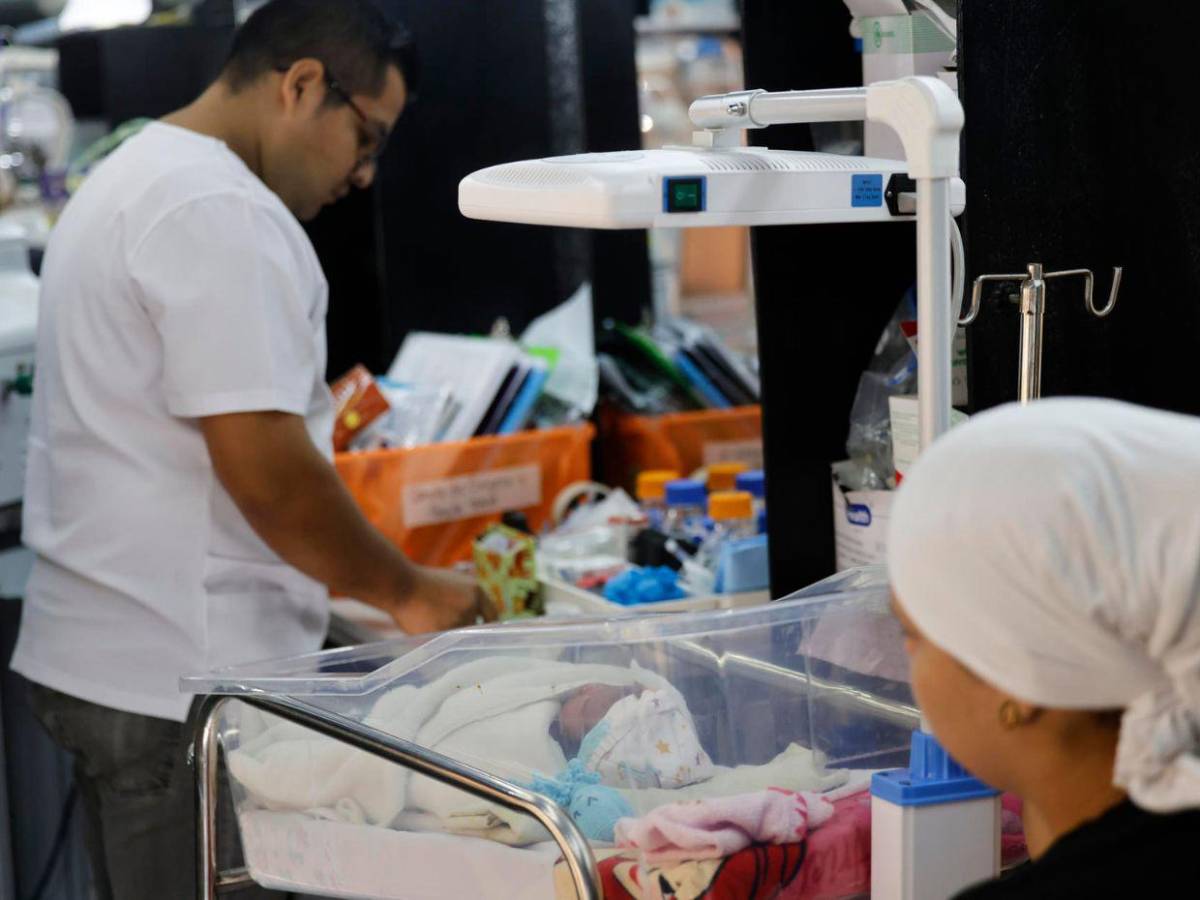 Una barbería sobre ruedas se convierte en sala para bebés prematuros tras terremoto en Panamá