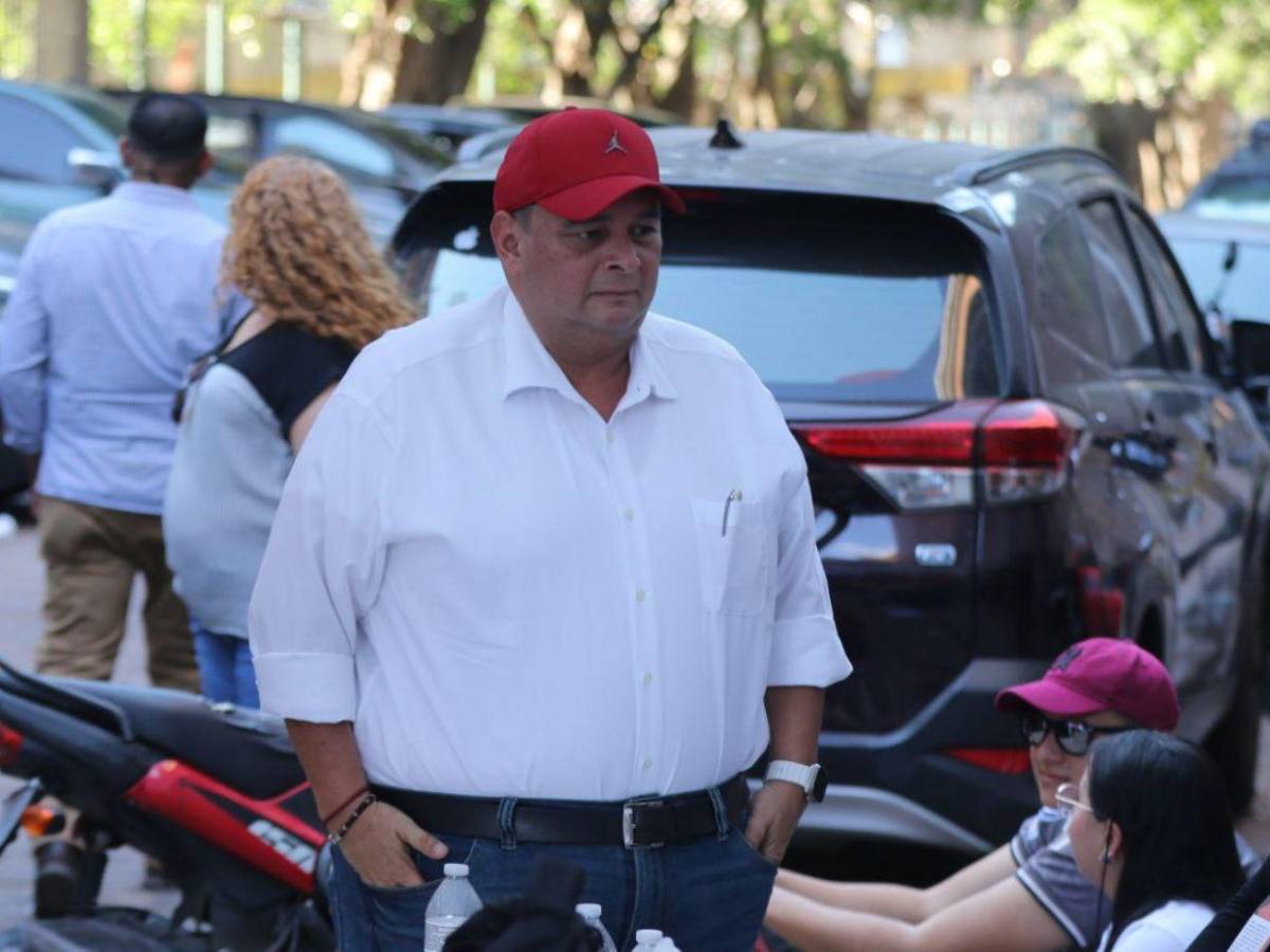 Jorge Aldana llega a ejercer el sufragio, pero aún no hay urnas en la Facultad de Medicina