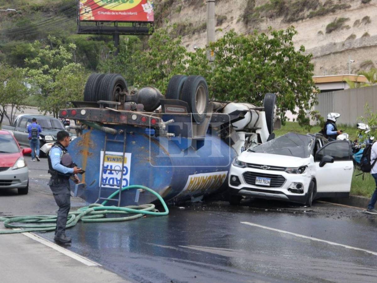 EN FOTOS: Varios heridos, vehículos destruidos y una cisterna volcada deja fuerte accidente en el anillo periférico