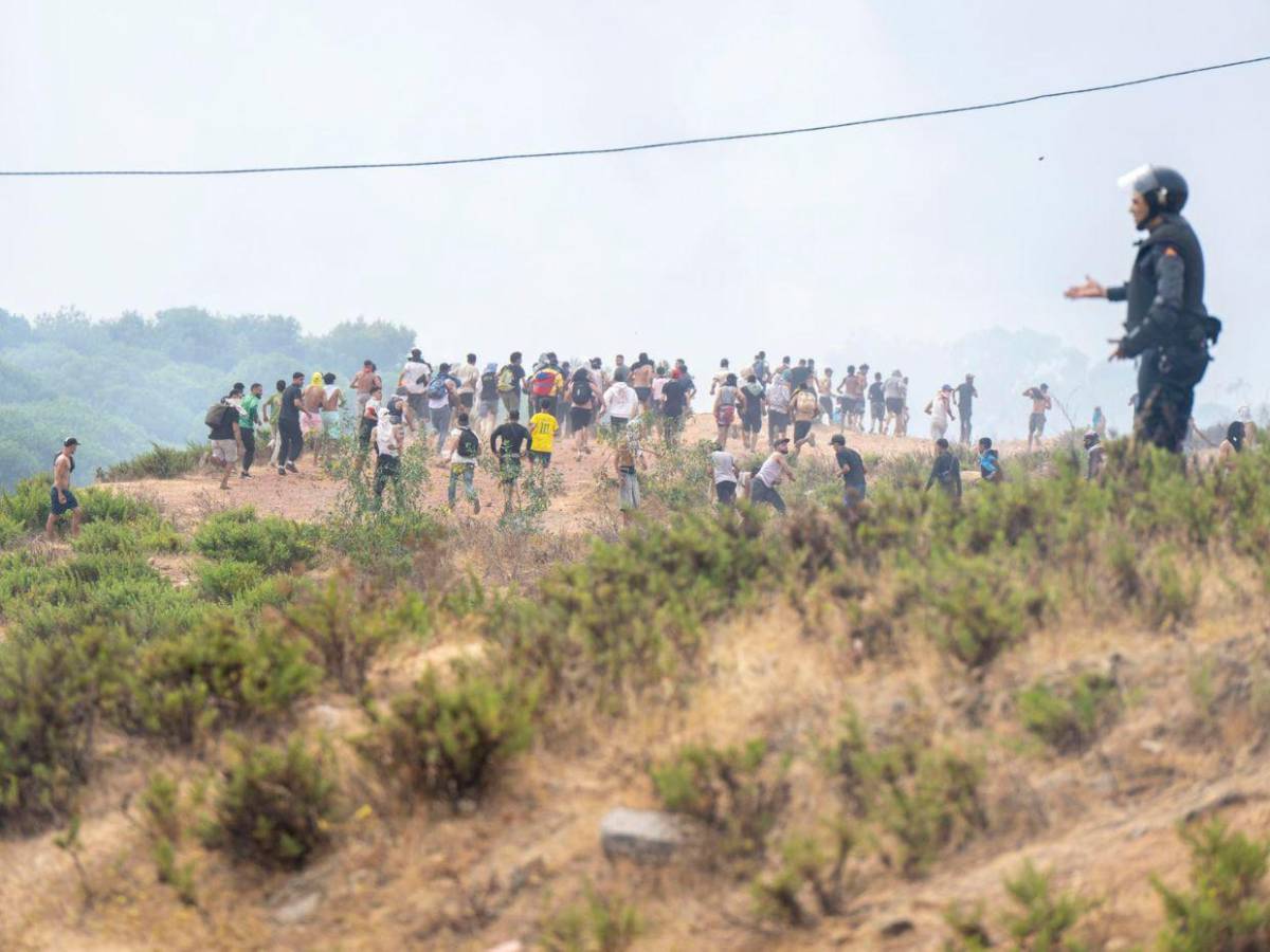Varios murieron ahogados: migrantes regresan a Marruecos tras una noche de violencia en España