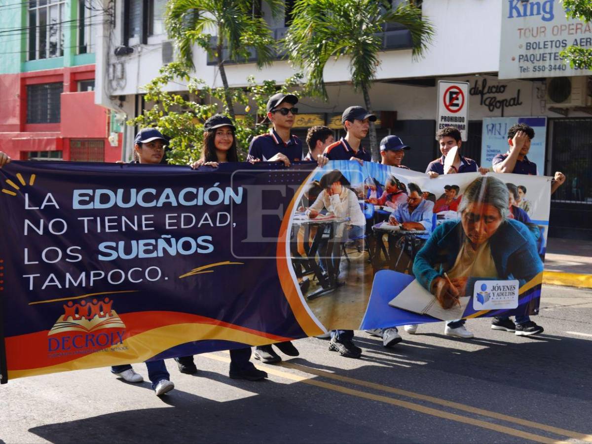 Con bandas y pancartas, estudiantes desfilan en SPS por el Día de la Alfabetización