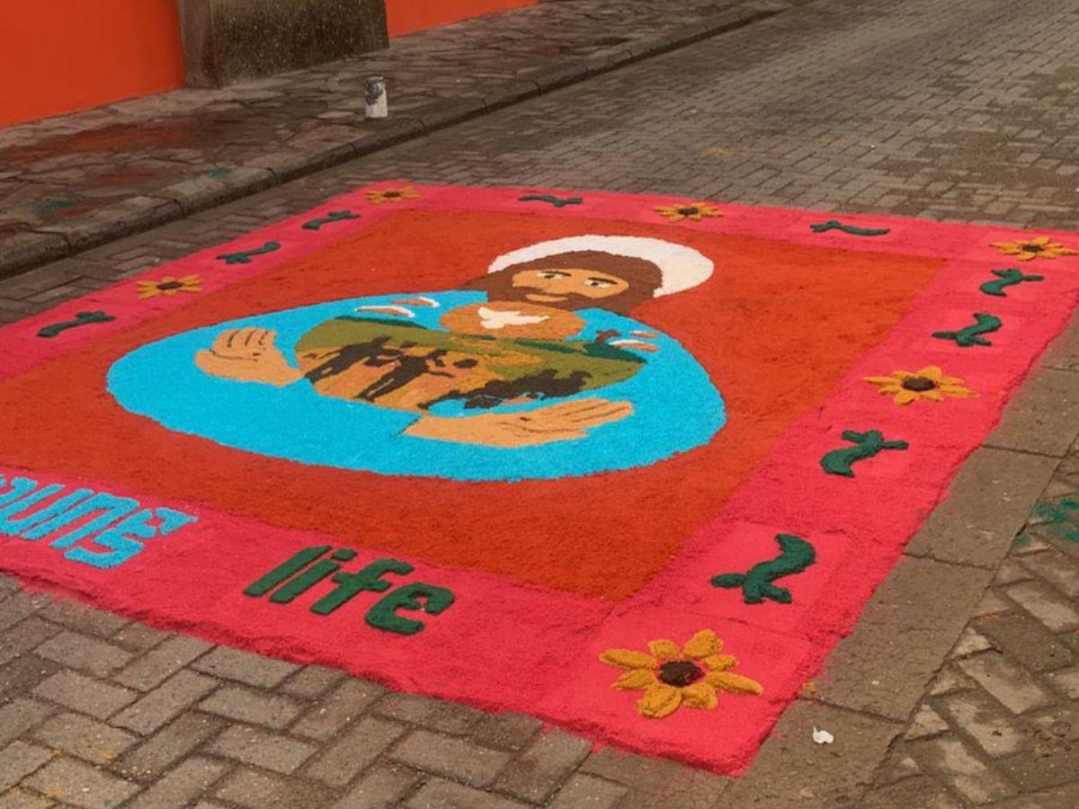 A contrarreloj, Comayagua reconstruye sus alfombras luego de las intensas lluvias