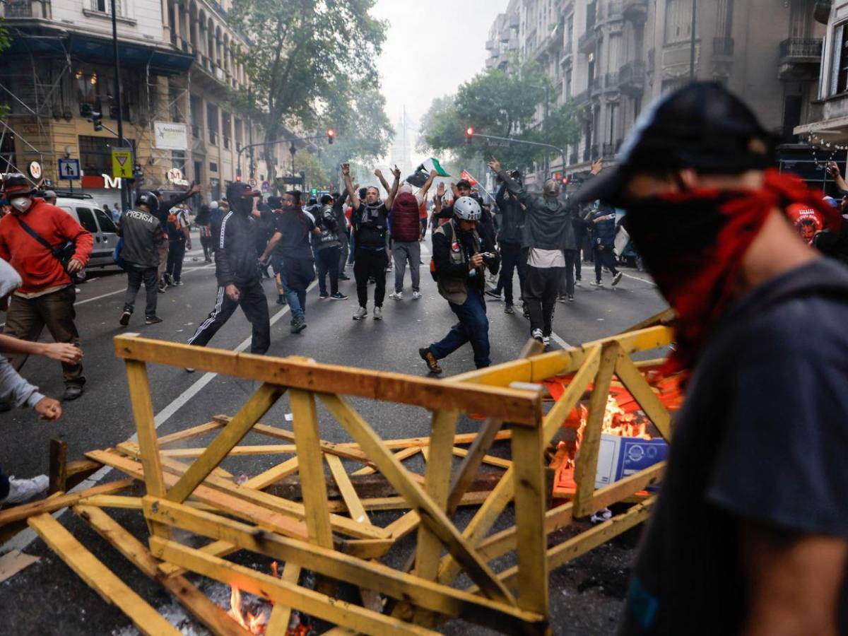 39 personas detenidas y caos deja la marcha de los jubilados en Buenos Aires