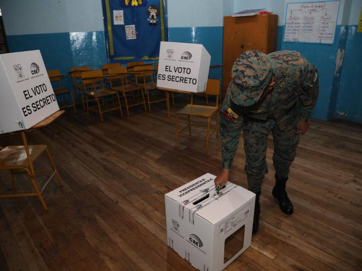 Ecuador vota hoy entre palmas, estado de excepción y ley seca