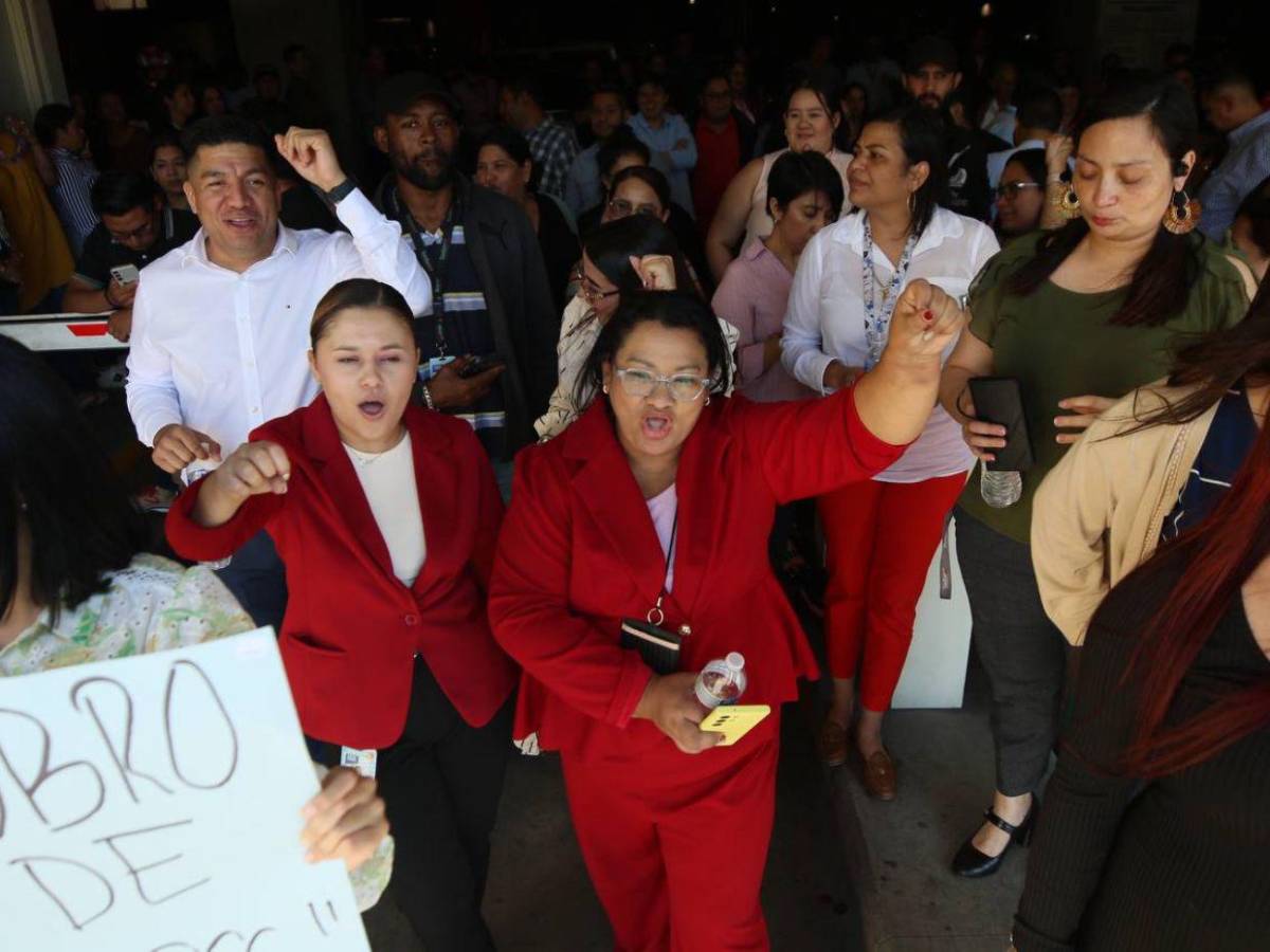“No al cobro abusivo”: Empleados del CCG protestan por aumento en tarifa del parqueo