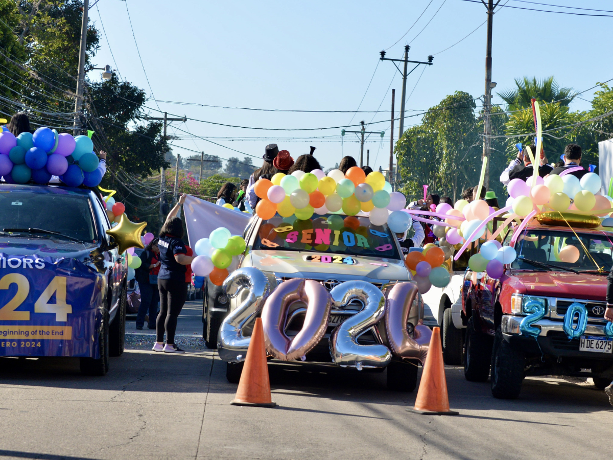 El festivo momento de Seniors Entrance se extendió desde el bulevar Los Próceres hasta la colonia Lara, donde los estudiantes llevaron a cabo una caravana.