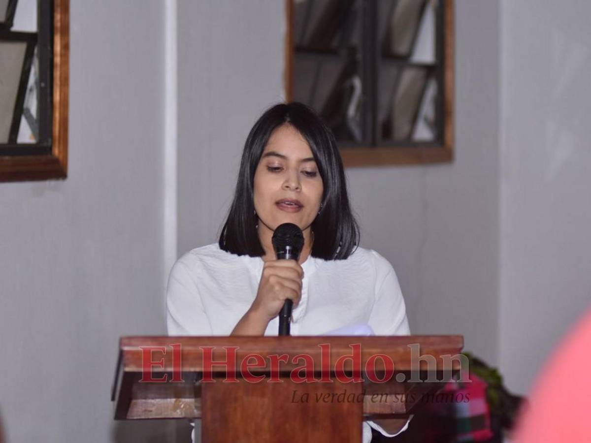 La periodista Sabdy Flores durante su discurso.
