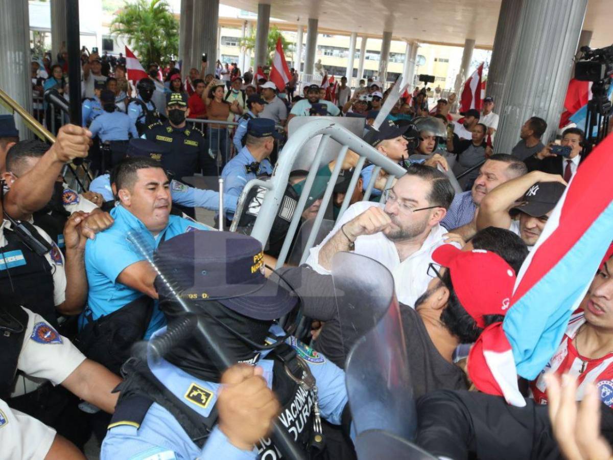 En fotos: así fue la agresión de policías y seguridad privada hacia liberales en el Congreso