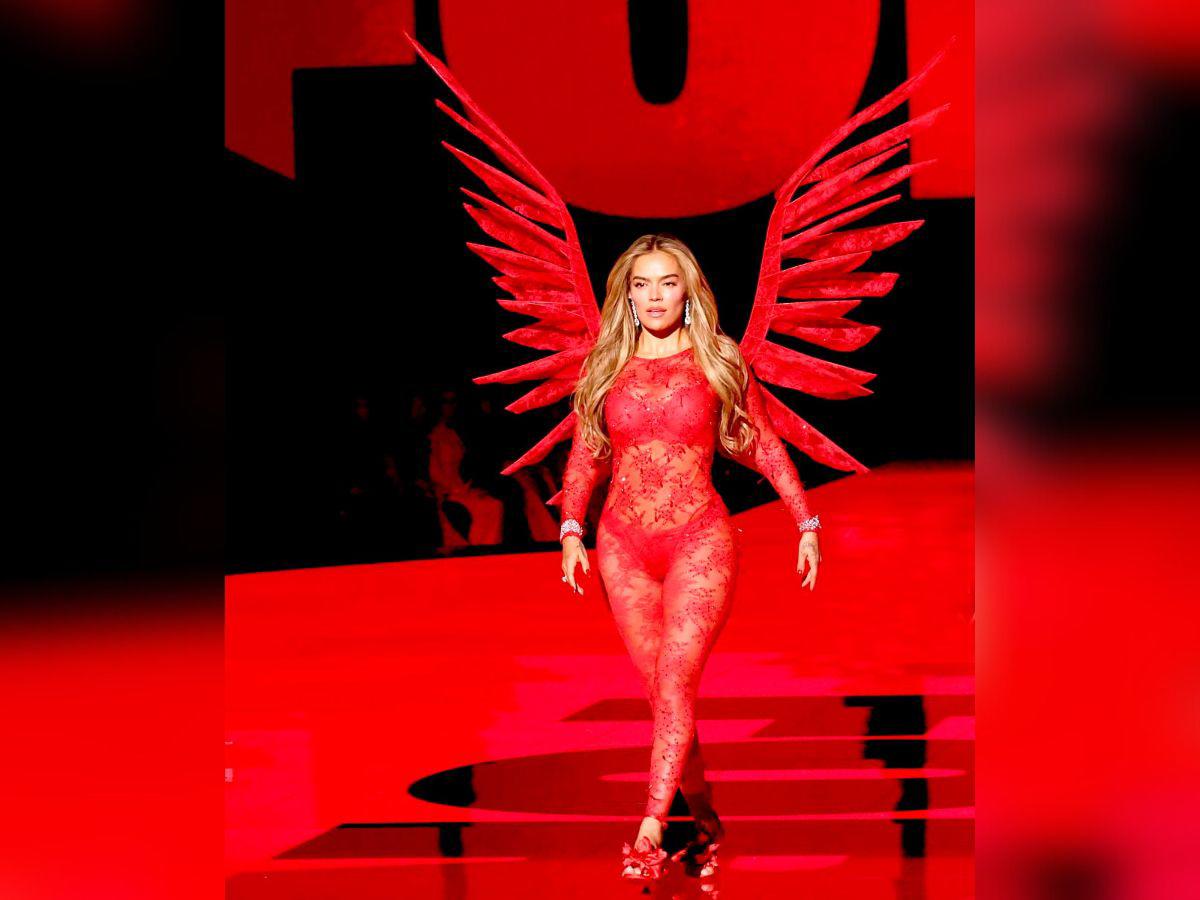 Encaje rojo y alas de ángel: el show de Karol G en el Victoria’s Secret Fashion Show 2025
