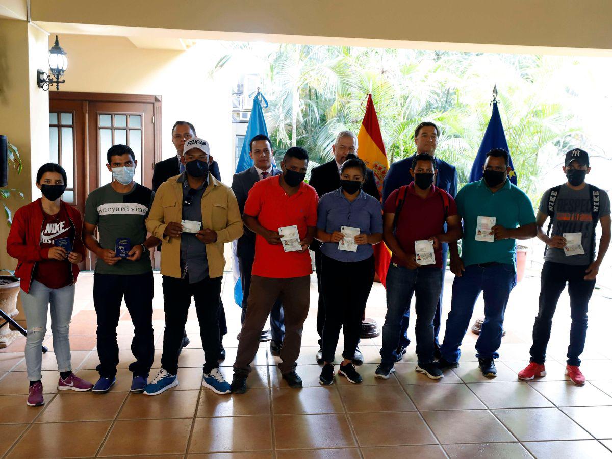 Unos 500 hondureños viajan el lunes a España para trabajar en agricultura