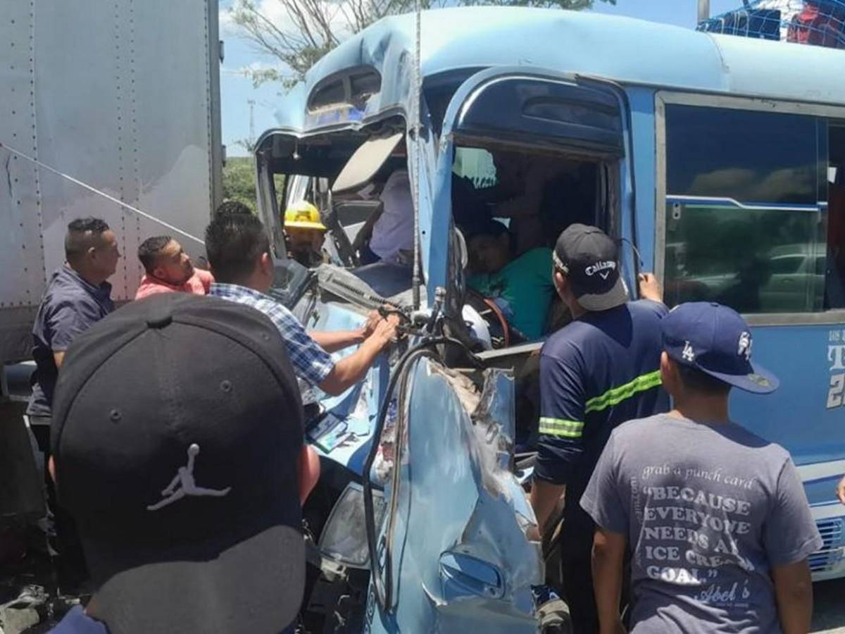Las primeras imágenes tras brutal choque de bus y rastra en Naco, Santa Bárbara