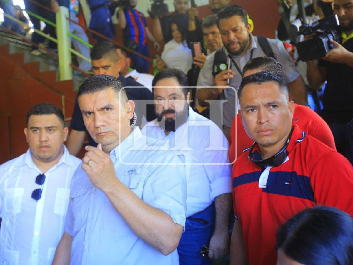 “La gente tiene derecho a hacer y decir lo que quiera”: Redondo tras abucheos en su centro de votación