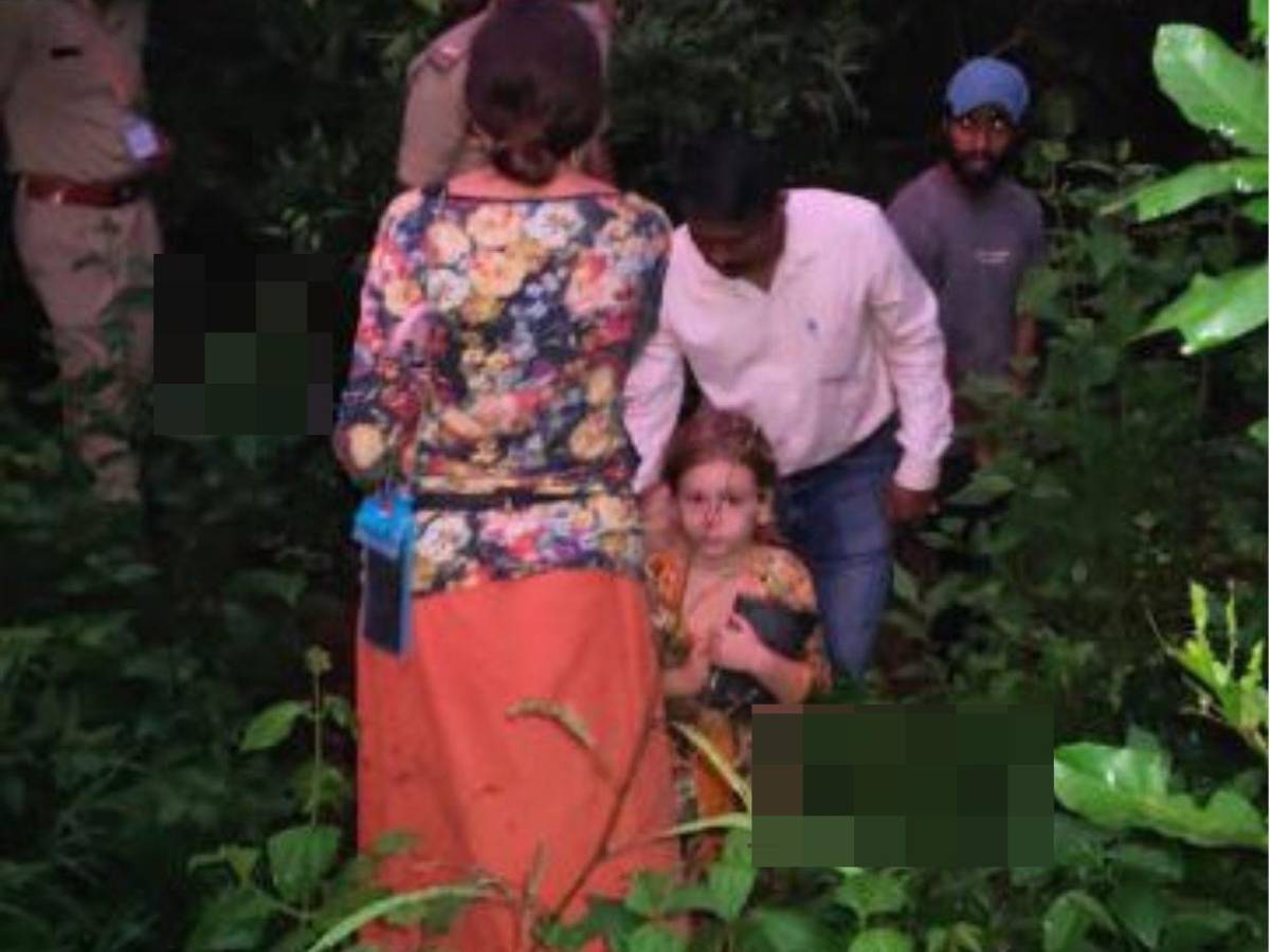 Mujer rusa y sus hijas fueron encontradas viviendo en una cueva en India